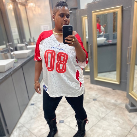 Meet your Posher, Lakeysha. Everything sanitized - Picture 3 of 5